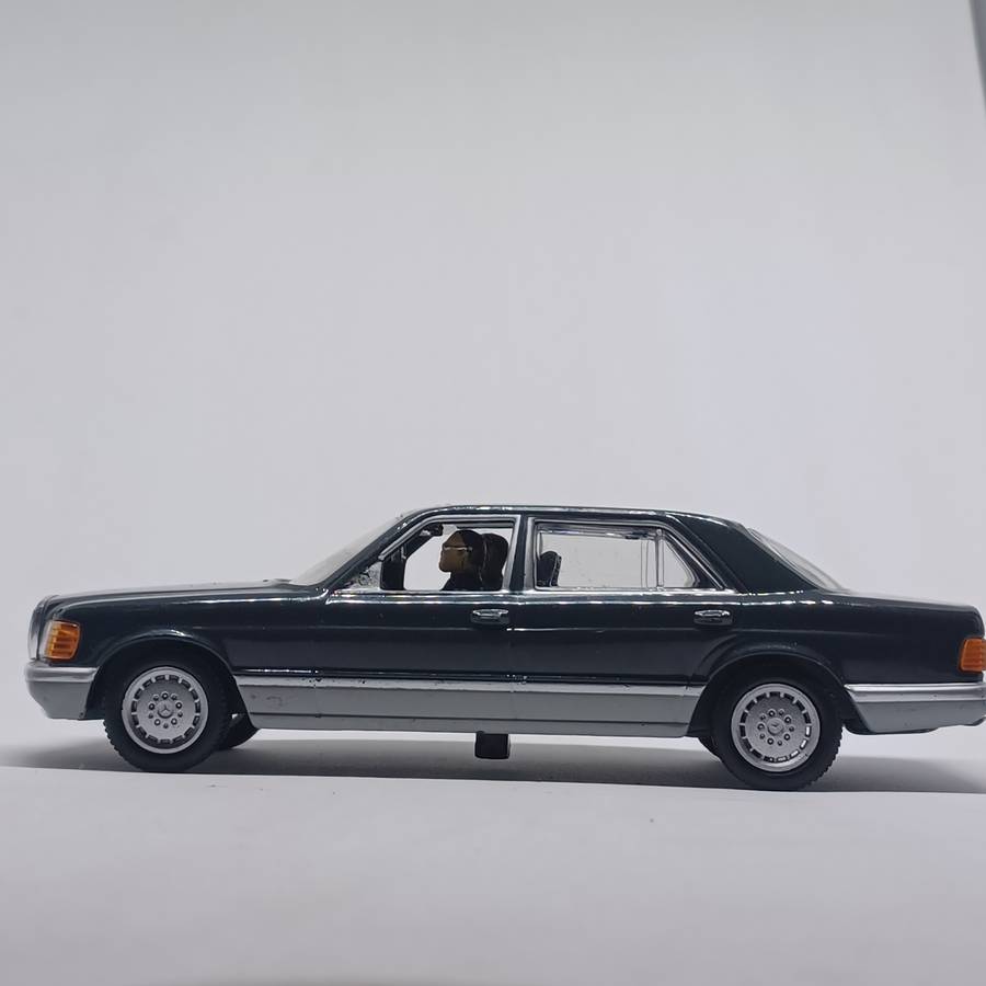Universal Hobbies DY062 Mercedes S-Class - James Bond Collection - Tomorrow Never Dies - 1/43