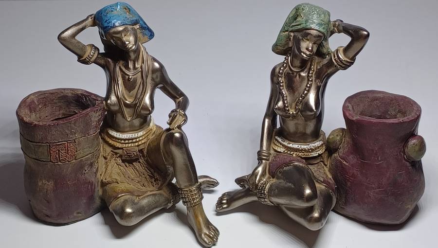 TWO BEAUTIFUL AFRICAN TRIBES WOMEN WITH BASKETS