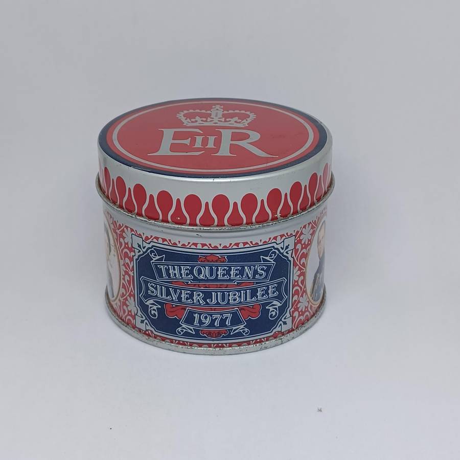 Vintage Queen Elizabeth II Silver Jubilee Matchbox Tin (7cm x 5.8cm)