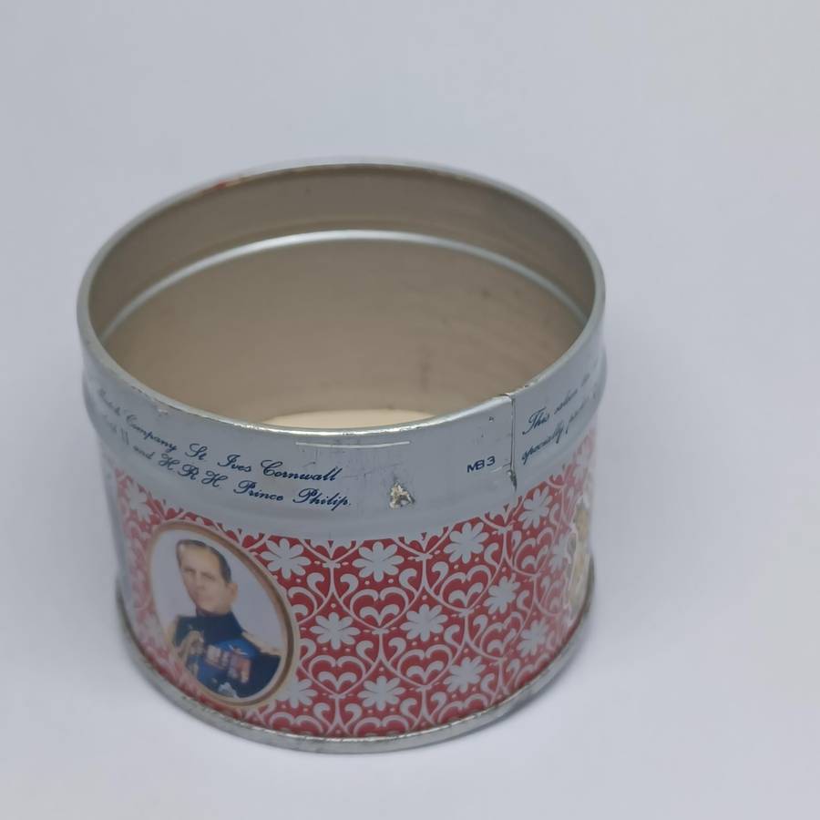 Vintage Queen Elizabeth II Silver Jubilee Matchbox Tin (7cm x 5.8cm)
