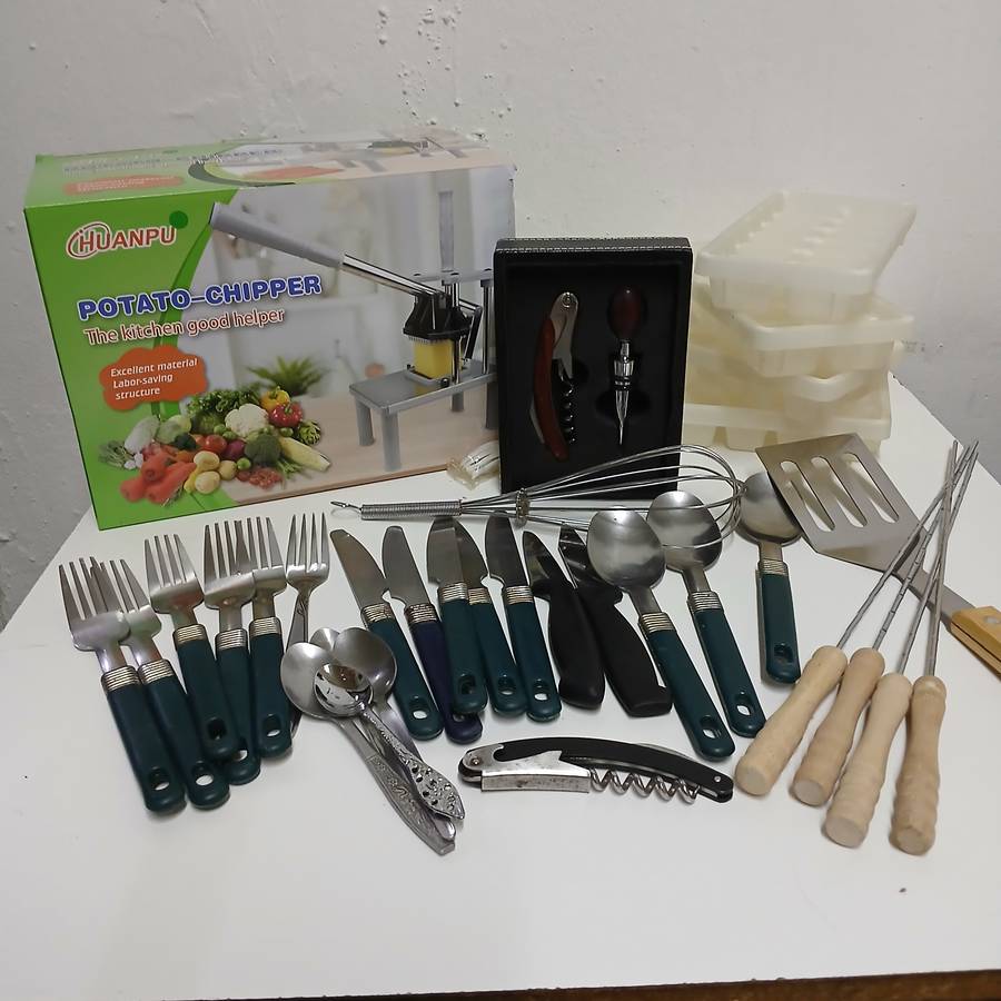 Kitchen items & 25 PAPER SHOPPER BAGS