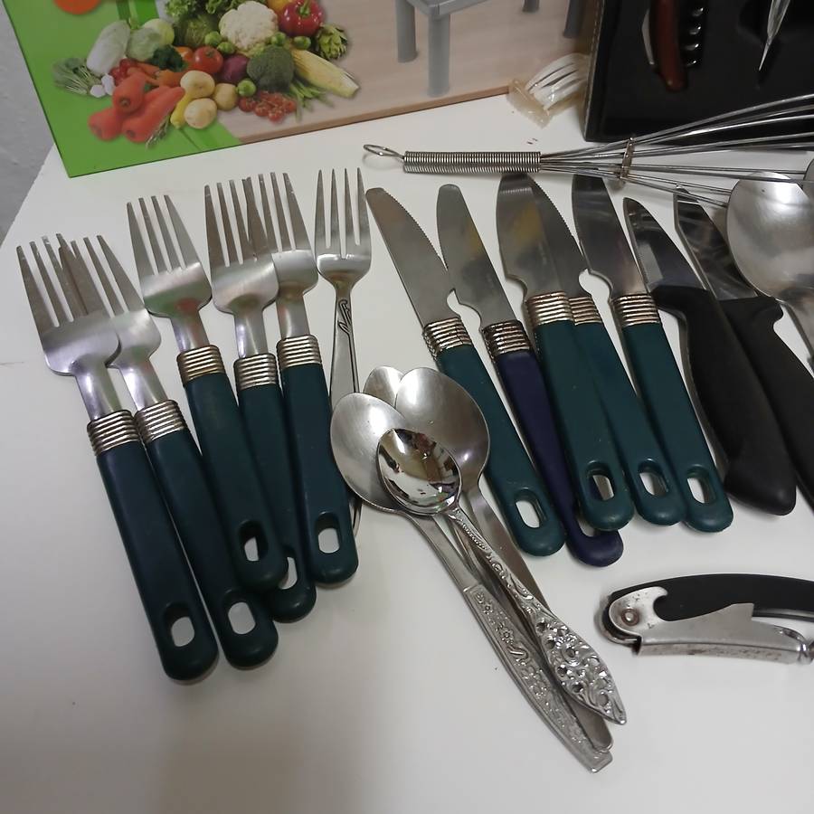 Kitchen items & 25 PAPER SHOPPER BAGS