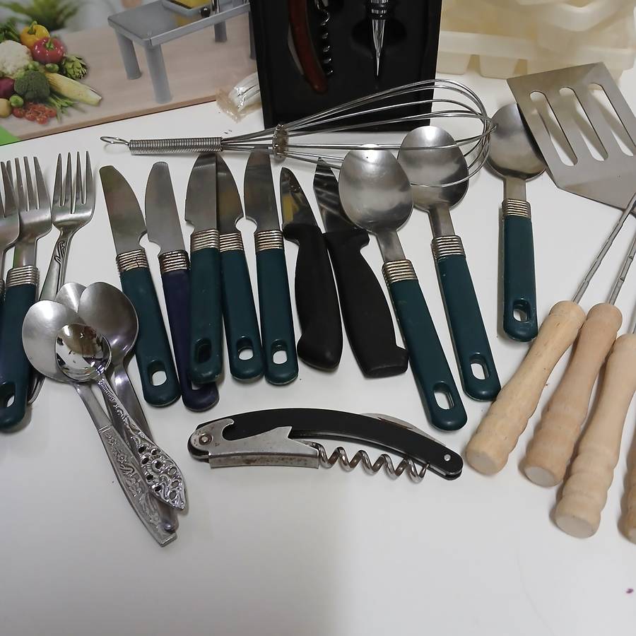 Kitchen items & 25 PAPER SHOPPER BAGS