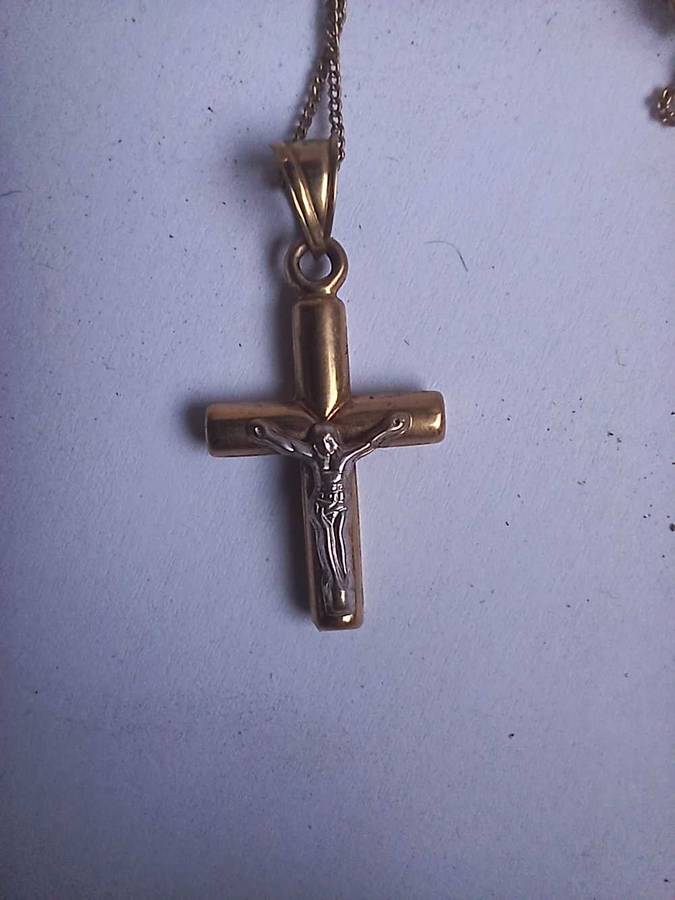 9ct yello gold necklace with 9ct cross pendant