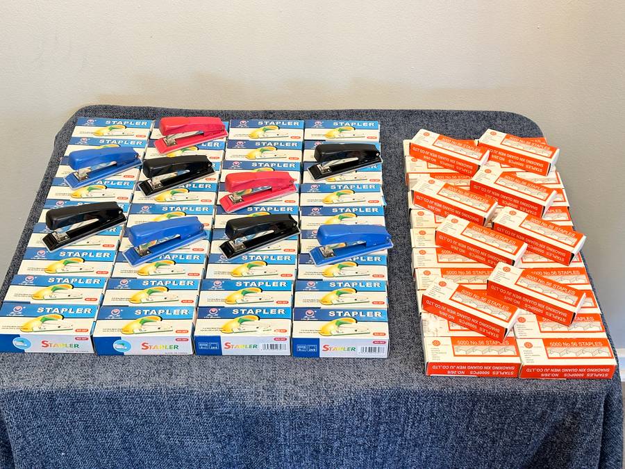 STAPLER & STAPLES LOT BRAND NEW - EXCELLENT BUY