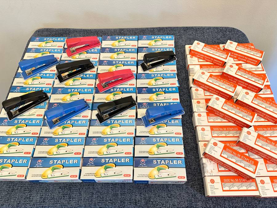 STAPLER & STAPLES LOT BRAND NEW - EXCELLENT BUY