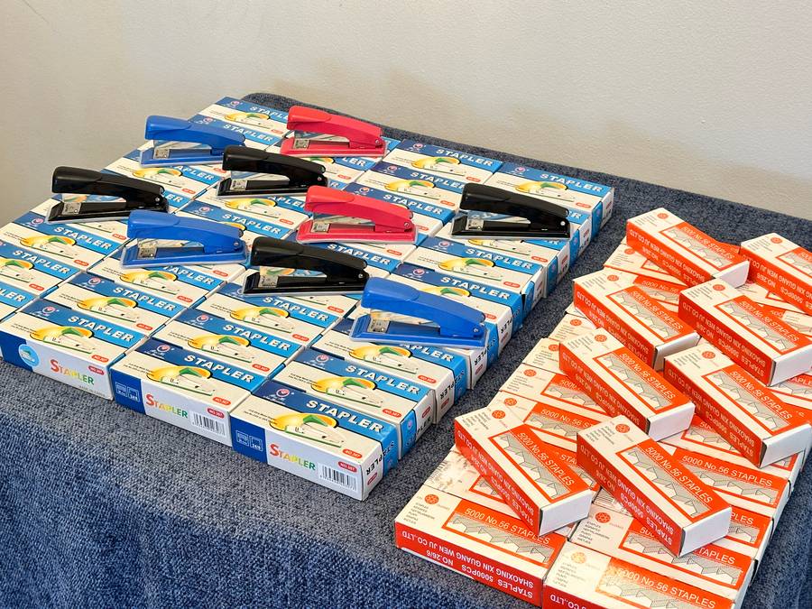 STAPLER & STAPLES LOT BRAND NEW - EXCELLENT BUY