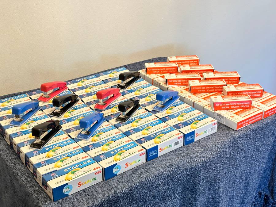 STAPLER & STAPLES LOT BRAND NEW - EXCELLENT BUY