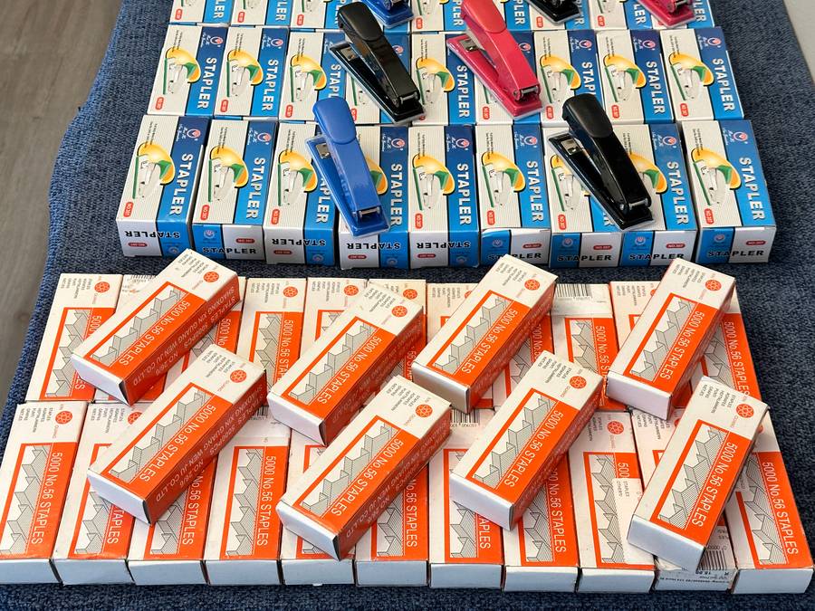 STAPLER & STAPLES LOT BRAND NEW - EXCELLENT BUY