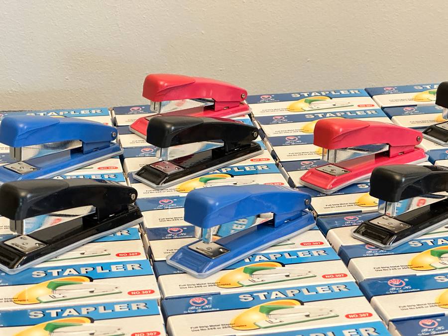 STAPLER & STAPLES LOT BRAND NEW - EXCELLENT BUY