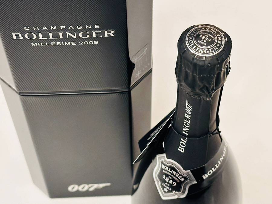 Bollinger Vintage 2009 Limited 007 Edition in Exclusive Cooler Display Case