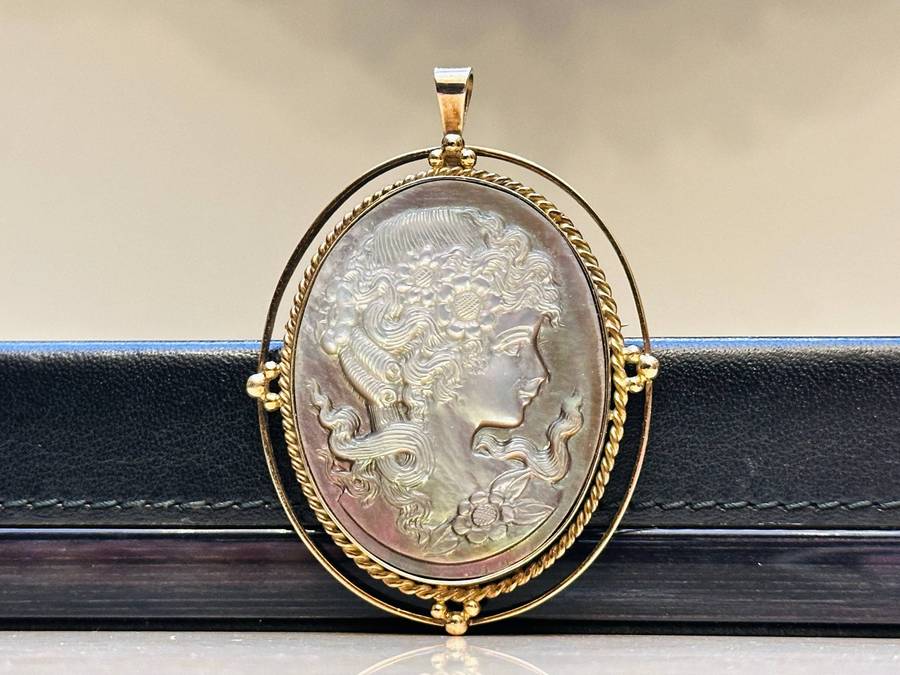 Vintage 9ct Gold Cameo Mother of Pearl Pendant / Brooch