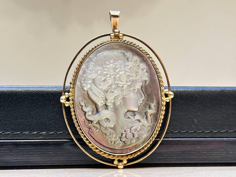 Vintage 9ct Gold Cameo Mother of Pearl Pendant / Brooch