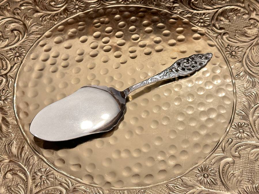 Beautiful Vintage Cake Lifter