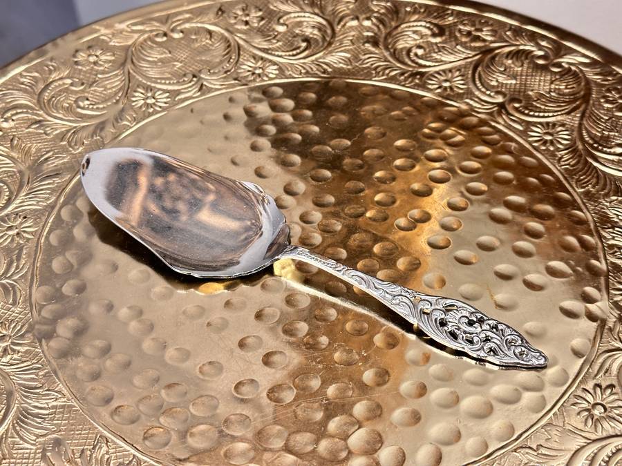 Beautiful Vintage Cake Lifter