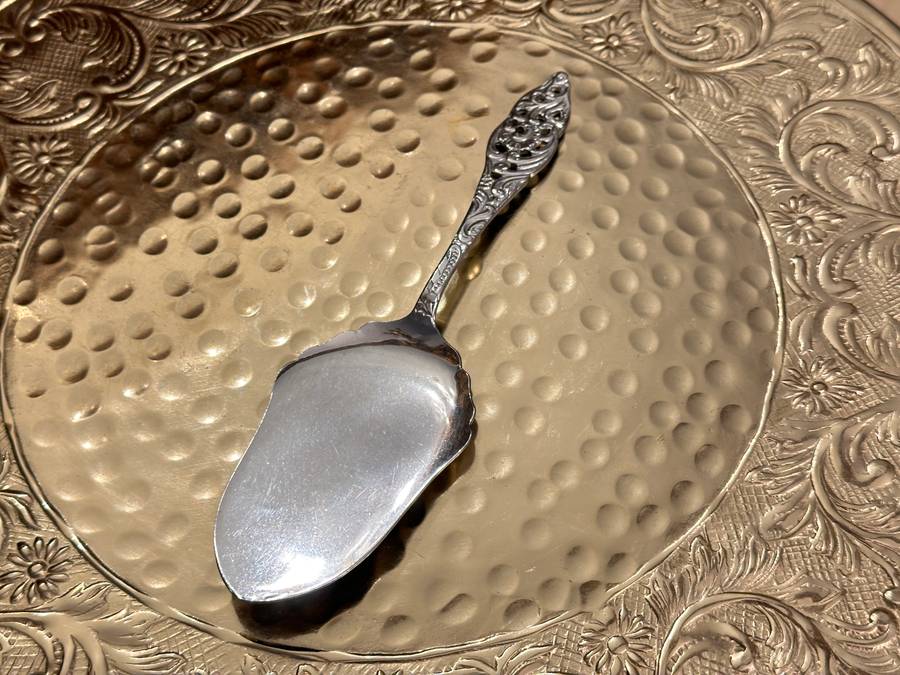 Beautiful Vintage Cake Lifter