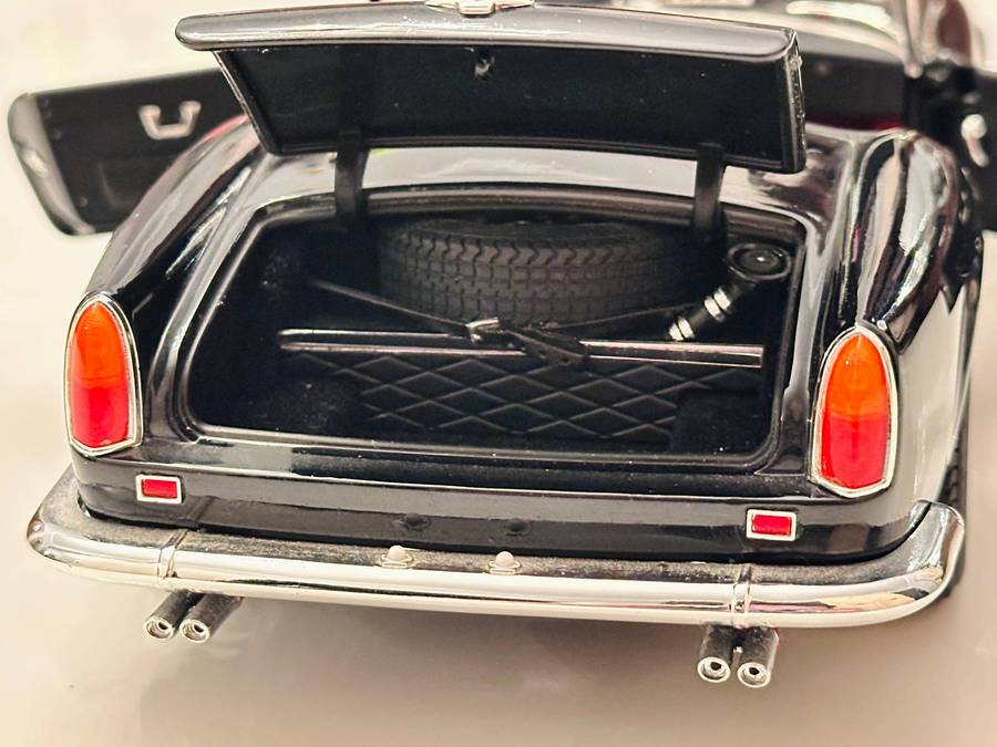 FERRARI Hot Wheels Elite Limited Edition 250 California 1:18 Model Collectable in Original Box