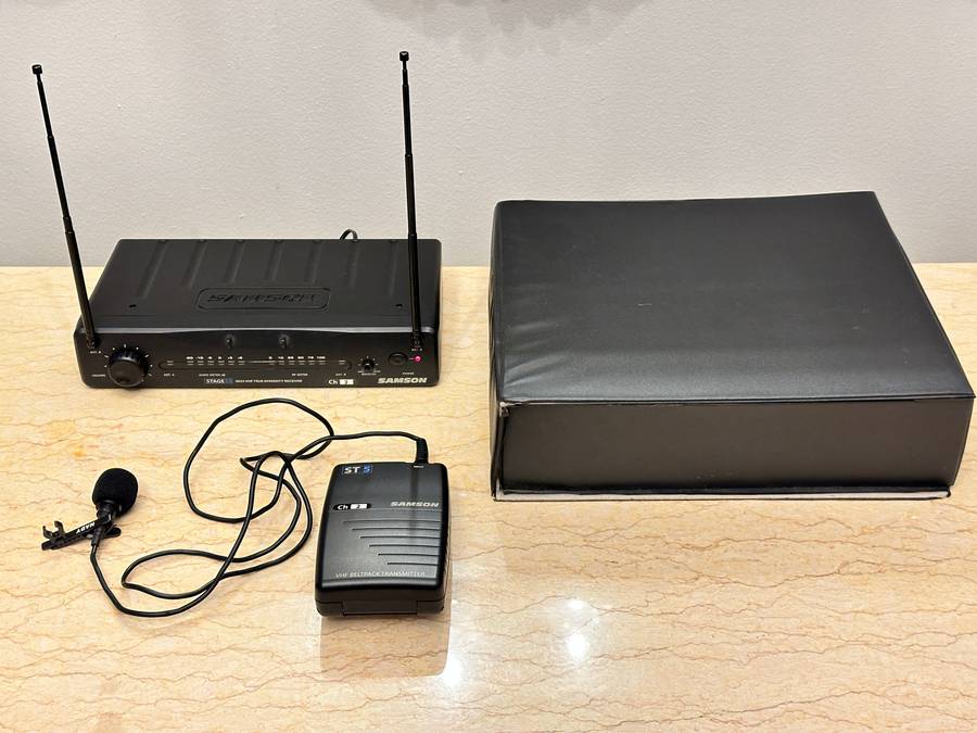 GREAT BUY WIRELESS MICROPHONE WITH RECEIVER SELLS OVER R3500 NEW