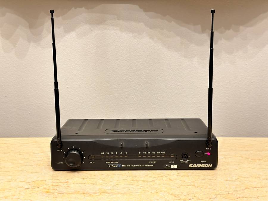 GREAT BUY WIRELESS MICROPHONE WITH RECEIVER SELLS OVER R3500 NEW