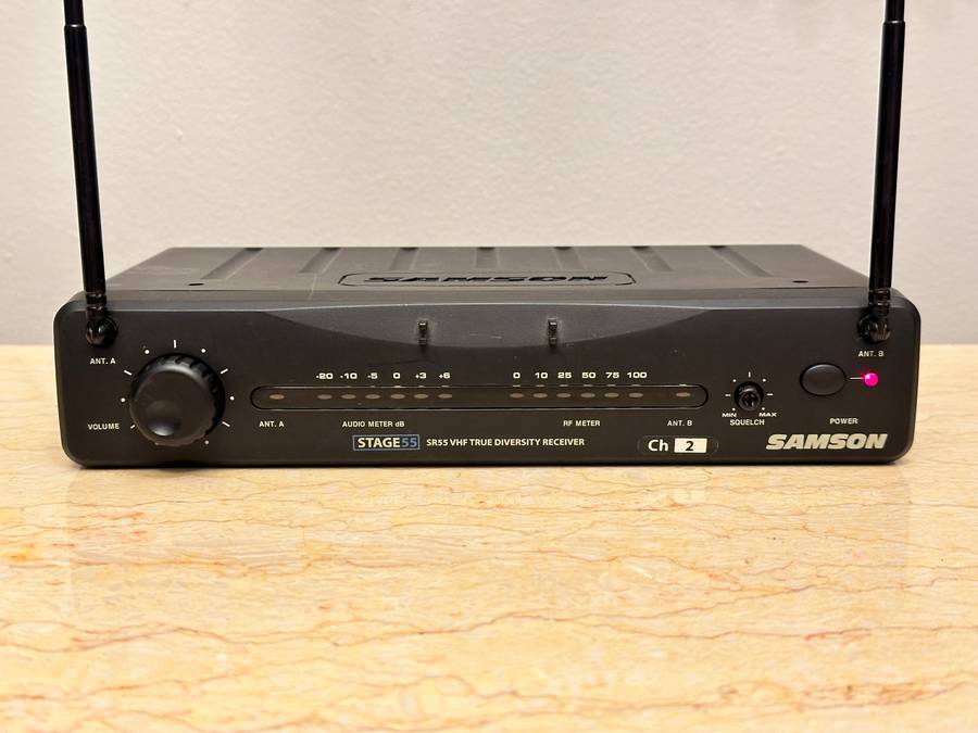 GREAT BUY WIRELESS MICROPHONE WITH RECEIVER SELLS OVER R3500 NEW