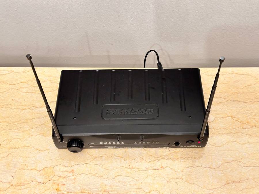 GREAT BUY WIRELESS MICROPHONE WITH RECEIVER SELLS OVER R3500 NEW