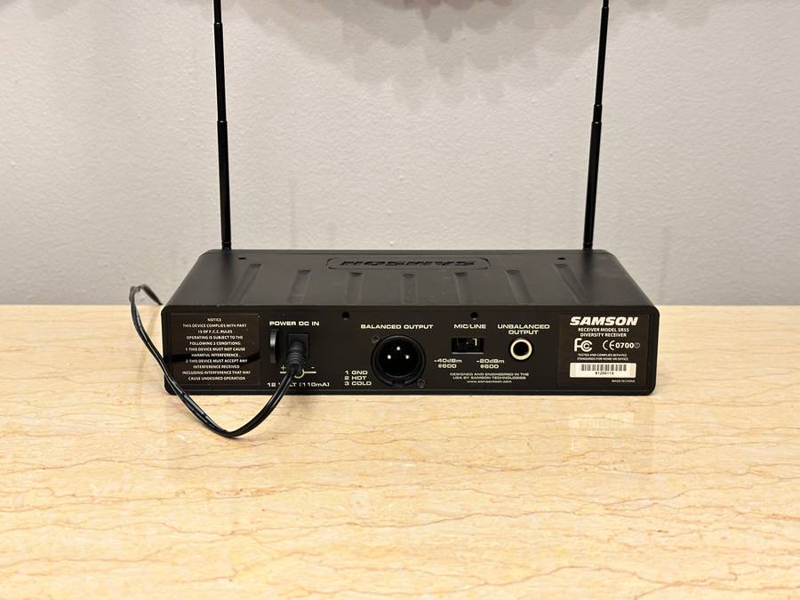 GREAT BUY WIRELESS MICROPHONE WITH RECEIVER SELLS OVER R3500 NEW