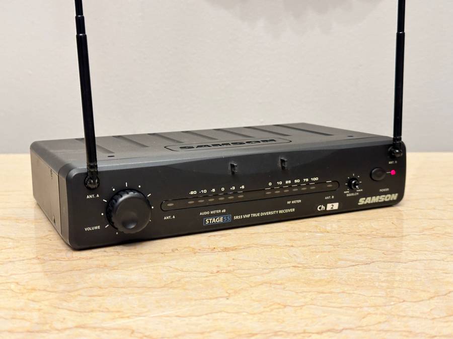 GREAT BUY WIRELESS MICROPHONE WITH RECEIVER SELLS OVER R3500 NEW