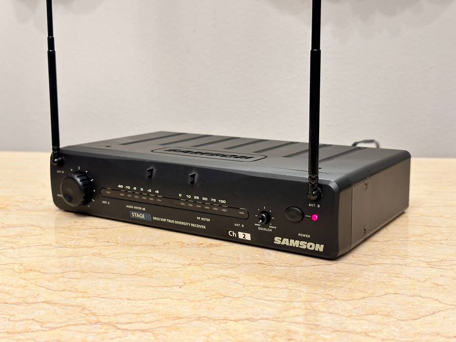 GREAT BUY WIRELESS MICROPHONE WITH RECEIVER SELLS OVER R3500 NEW