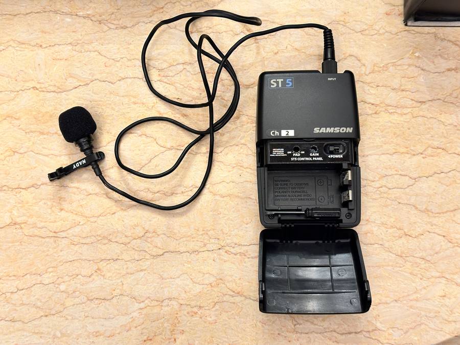 GREAT BUY WIRELESS MICROPHONE WITH RECEIVER SELLS OVER R3500 NEW