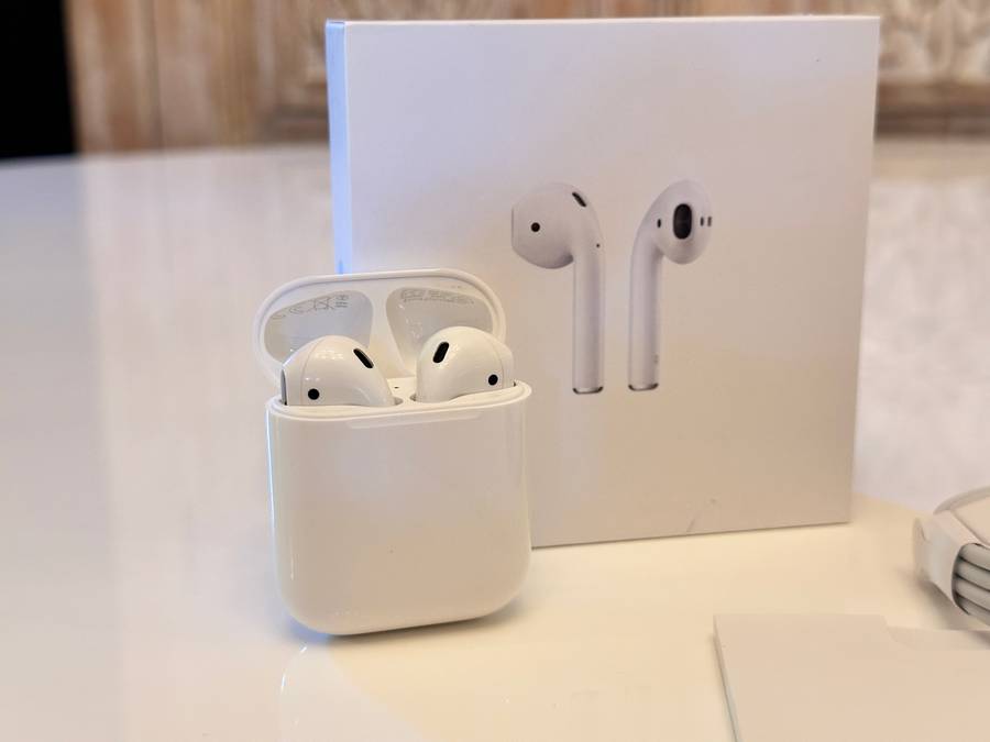Original APPLE AirPods with Charging Case