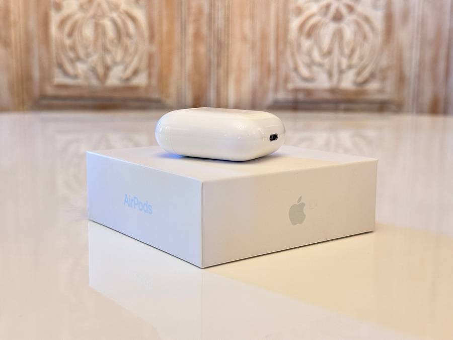 Original APPLE AirPods with Charging Case