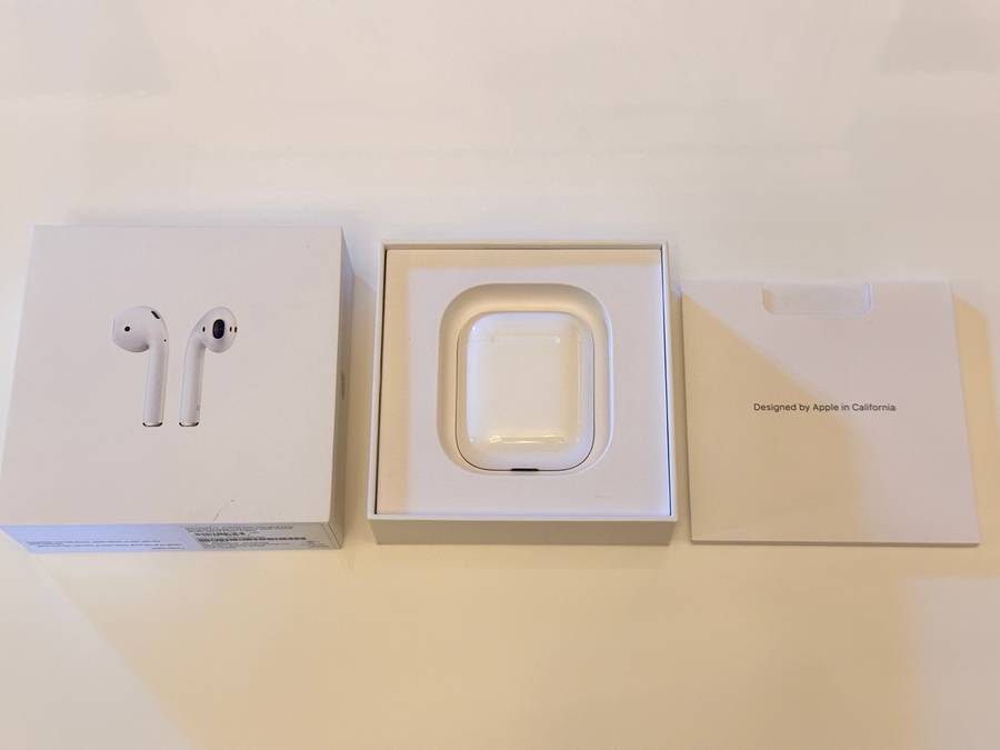 Original APPLE AirPods with Charging Case