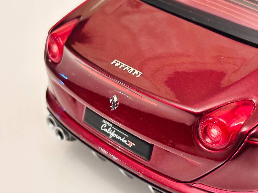 FERRARI Signature Series California T 1:18 Model Collectable in Original Box