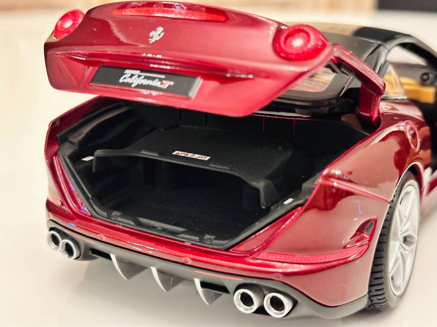 FERRARI Signature Series California T 1:18 Model Collectable in Original Box