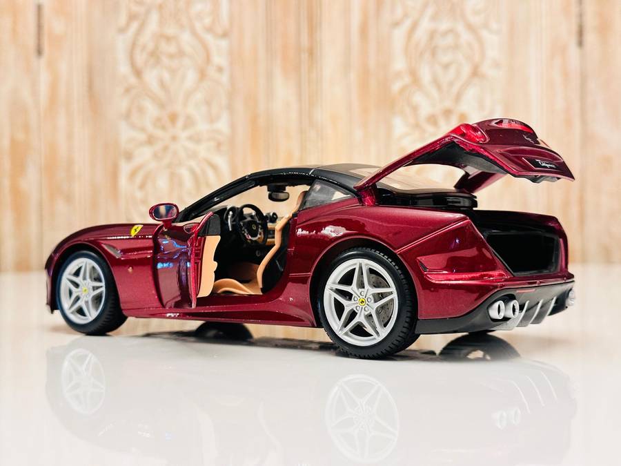 FERRARI Signature Series California T 1:18 Model Collectable in Original Box