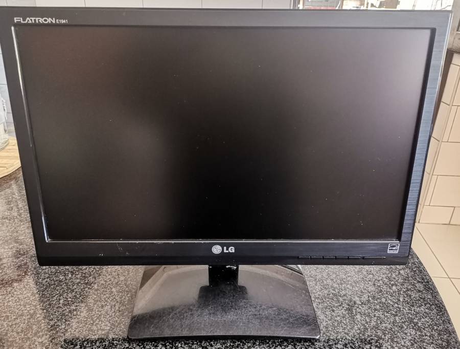LG FLATRON E1941S - 19" LCD Monitor - VGA port only