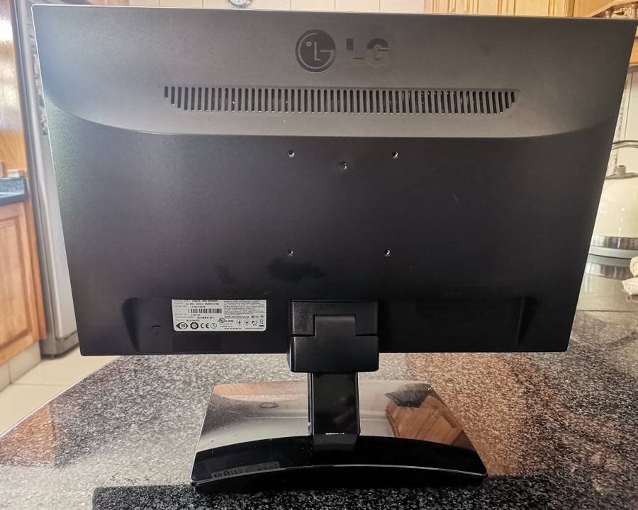 LG FLATRON E1941S - 19" LCD Monitor - VGA port only