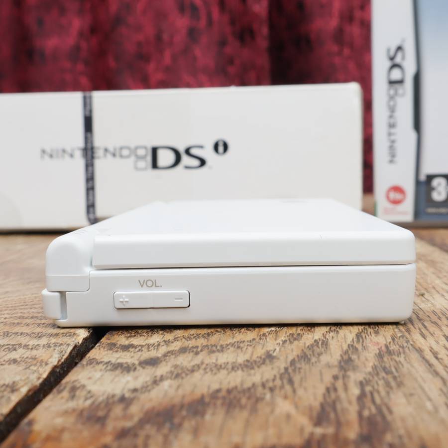 Nintendo DSi Handheld Gaming Console - TWL-001(EUR) With Extra Games