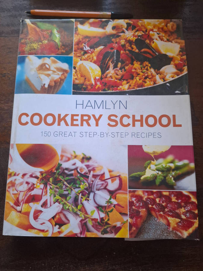 Hamlyn Cookery School - 150 great step by step recipes