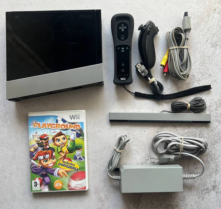 Wii Console (Black) + EA Playground  Nintendo Wii Bundle