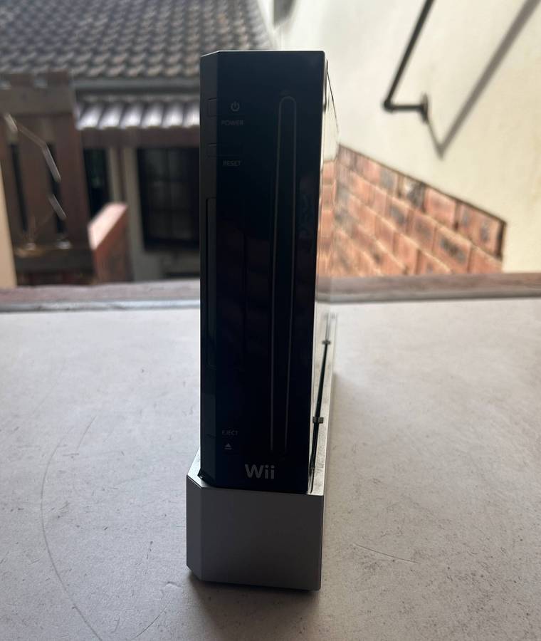 Wii Console (Black) + EA Playground  Nintendo Wii Bundle