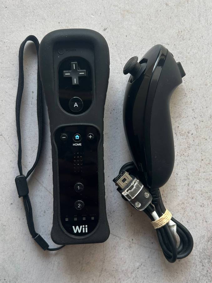 Wii Console (Black) + EA Playground  Nintendo Wii Bundle
