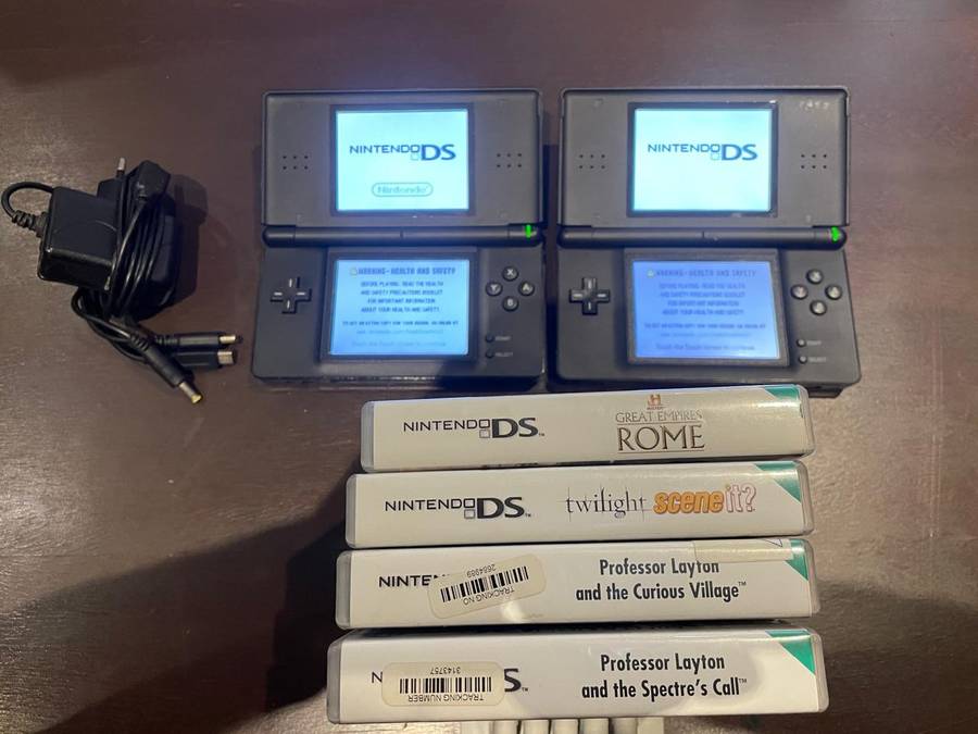 2 X Nintendo DS (Excellent Condition)