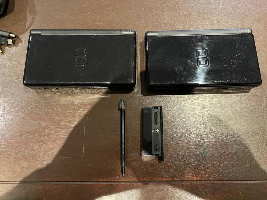 2 X Nintendo DS (Excellent Condition)