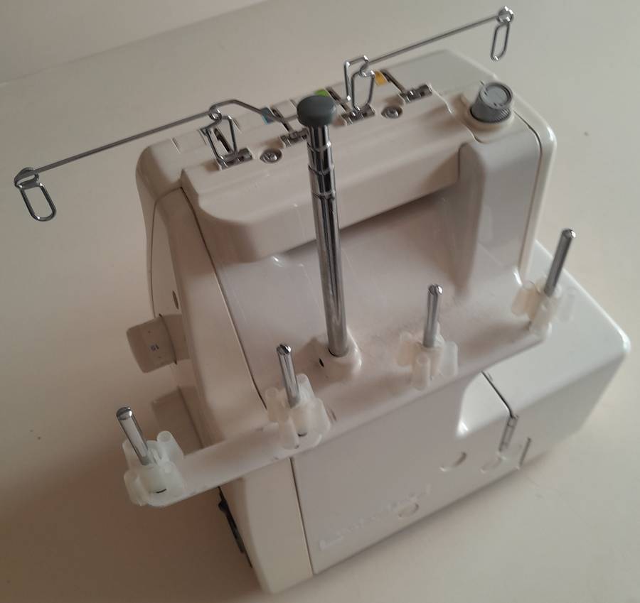 Toyota Differential Overlocker 3404D - Ideal for sewing enthusiasts and professionals