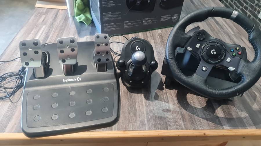 Logitech G920 Driving Force Wheel + Pedals + Shifter
