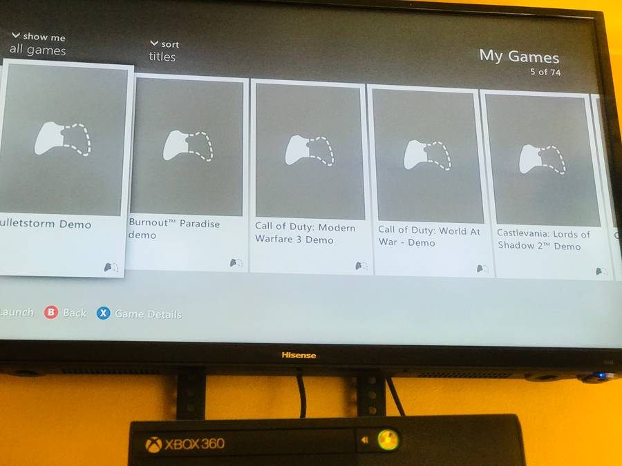 Xbox 360 500GB- 2 Controllers, Kinect and multiple Games
