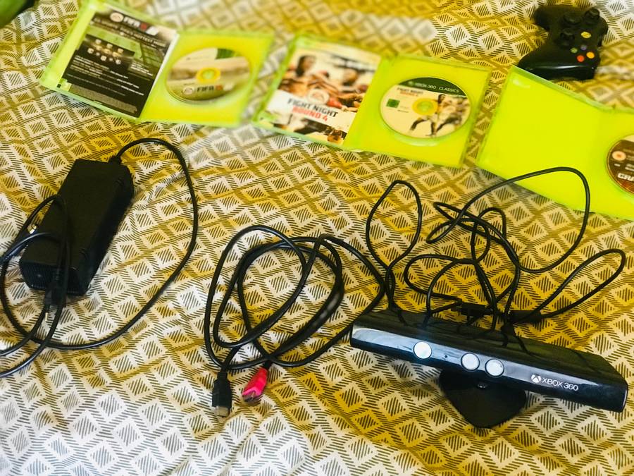 Xbox 360 500GB- 2 Controllers, Kinect and multiple Games