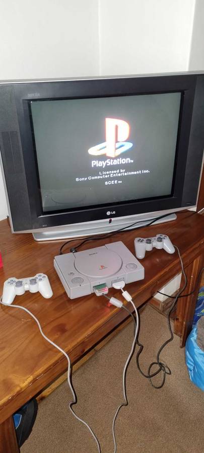 Original Playstation 1 - chipped with memory card and one working controller
