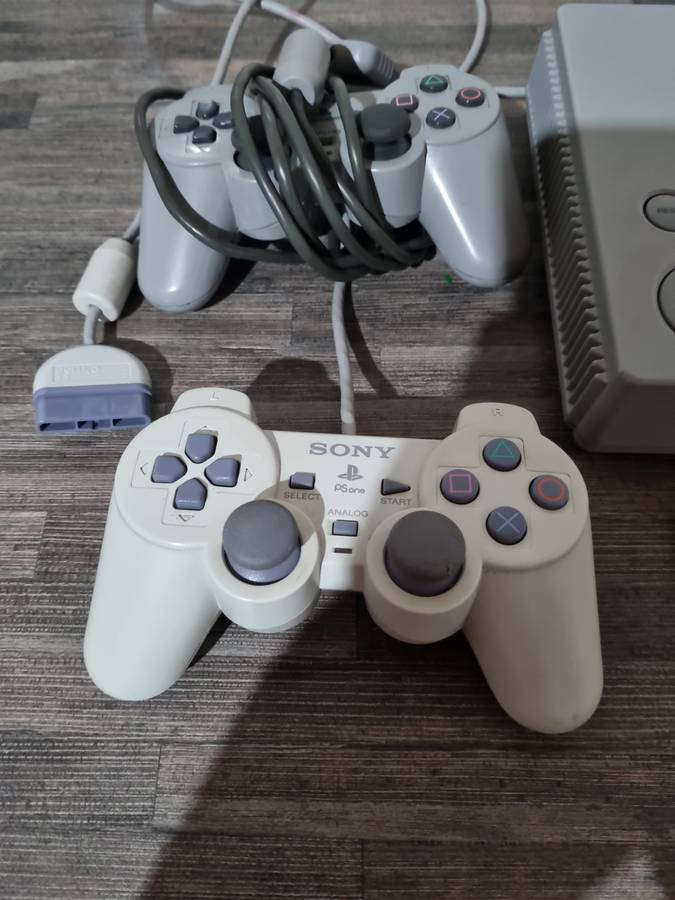 Original Playstation 1 - chipped with memory card and one working controller